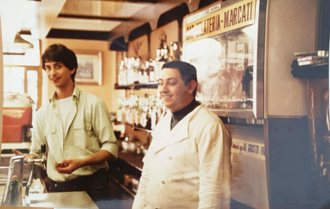 Día del tiramisú: Roberto Linguanotto y su hijo Fabio en los años 80.